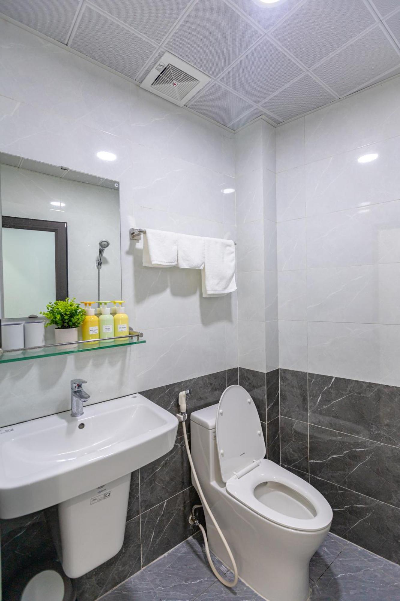 Hera Palace Hotel & Apartment Ba Dinh Hanoi Esterno foto